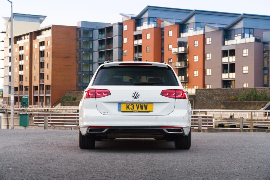  Volkswagen Passat GTE Estate (B8) 2019 года  (UK) (фото 21 из 40)